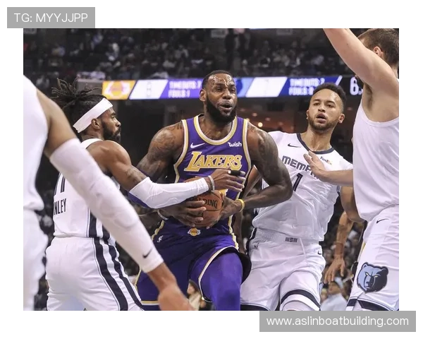 湖人赛场震撼再现经典高能瞬间 全网热议引爆篮球热潮